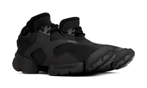 新版 Y-3 Kohna “黑武士” 登场，与去年的版本略有不同